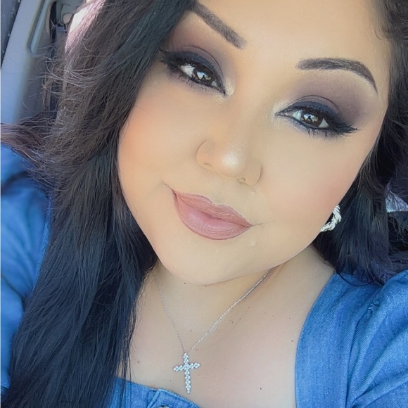 Meet your Posher, Elisa - Picture 1 of 3